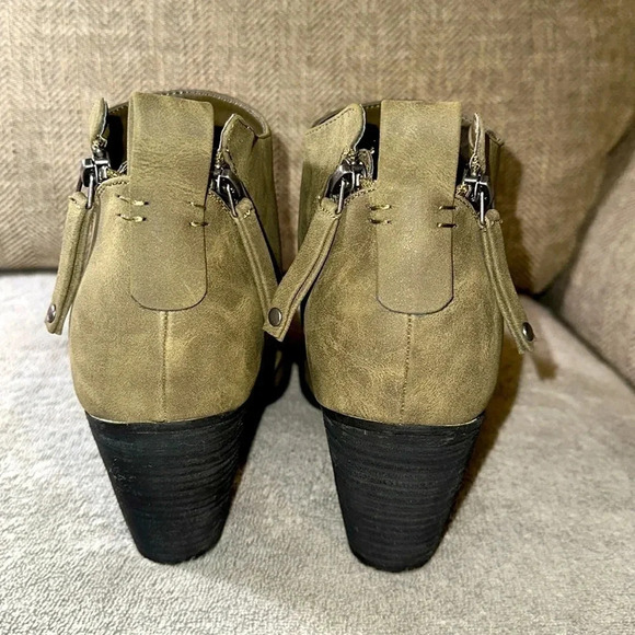 NWOT TORRID Side Zip Heel Bootie Shoes Size WOMEN 10.5WW OLIVE GREEN IN COLOR - Picture 6 of 9